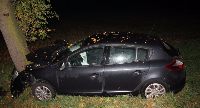Zatrzymali się, żeby pomóc kierowcy. Wjechało w nich Renault. Rannych dwóch młodych mężczyzn