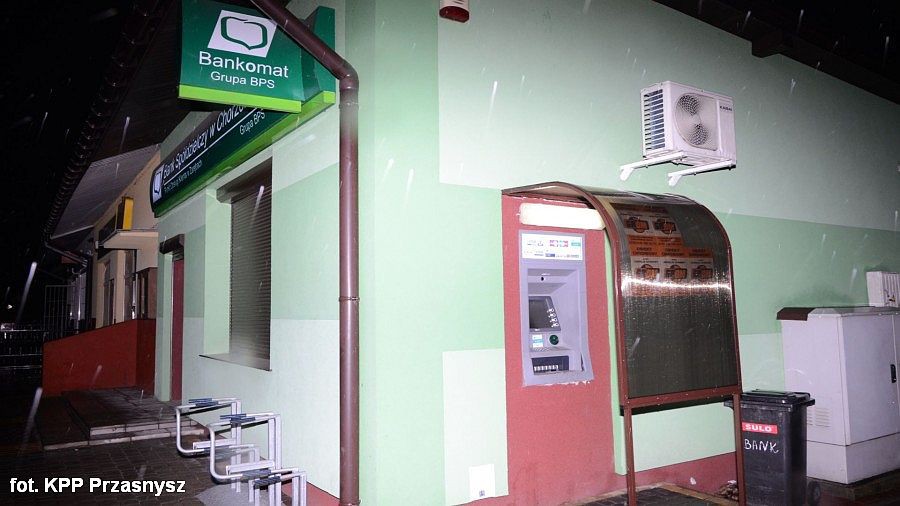 U sąsiadów: 19-latek próbował włamać się do bankomatu