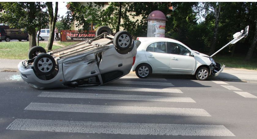 Zderzenie osobówek. 73-latka nie ustąpiła pierwszeństwa