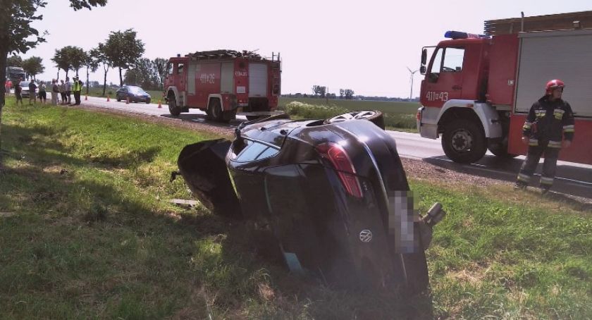 VW uderzył w drzewo i dachował pod Ciechanowem [zdjęcia]