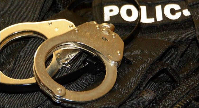Uszkodził drzwi i okno w domu, wybił szybę w Audi. W aucie którym przyjechał znaleźli narkotyki
