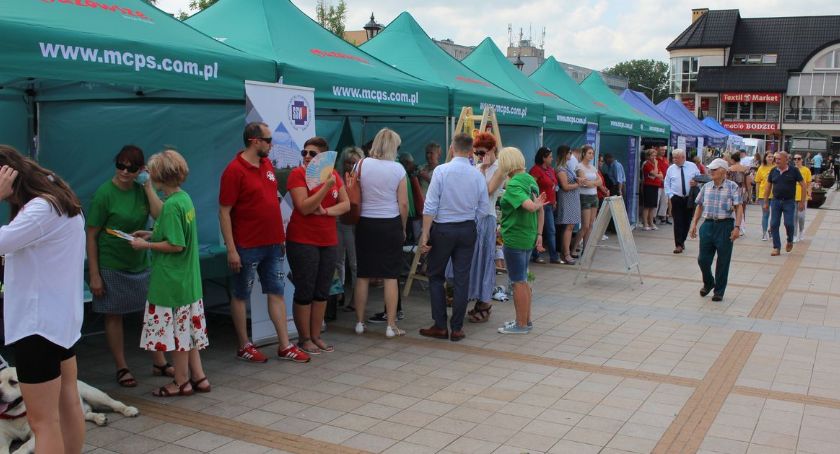 Przed ciechanowskim ratuszem trwa Piknik Zdrowotny [zdjęcia]