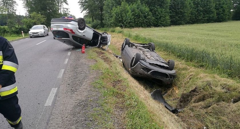 Z ostatniej chwili: Dwa pojazdy dachowały na drodze Ciechanów-Płońsk [zdjęcia]