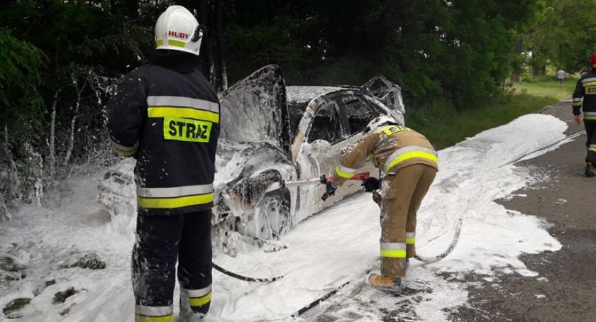 Kolizja i pożar auta. Kierująca ukarana [zdjęcia]