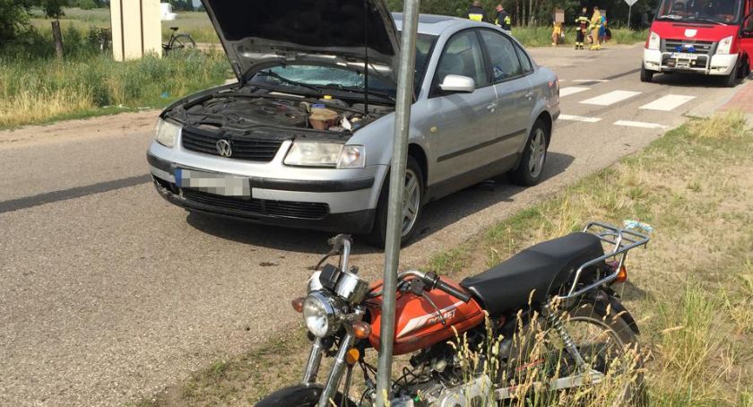 Motorower zderzył się z osobówką. Ranny młody meżczyzna [zdjęcia]