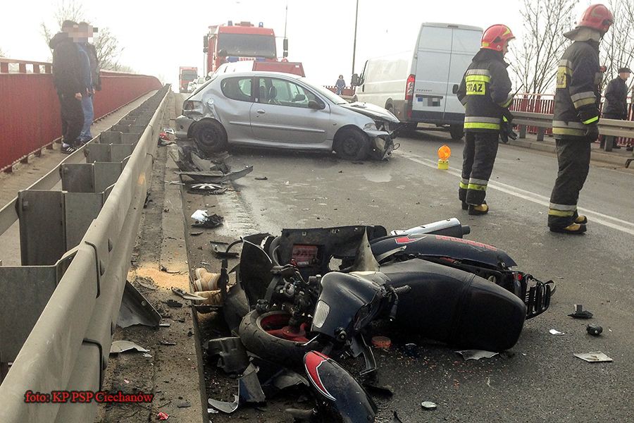 Wypadek na wiadukcie na ul. Płockiej. Zderzyły się trzy pojazdy (zdjęcia)