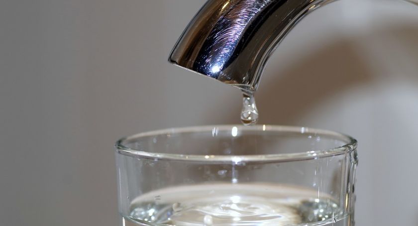 Uwaga mieszkańcy - nie pijcie wody z kranu! Ciechanowski Sanepid wykrył w niej bakterie