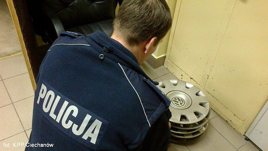 Kradli kołpaki na jednym z ciechanowskich parkingów. Wpadli zaraz po 