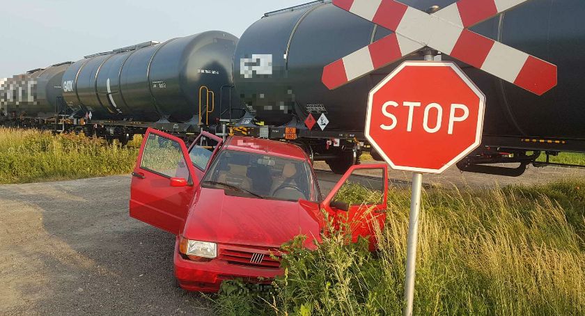 O krok od tragedii. Wjechał wprost pod nadjeżdżający pociąg