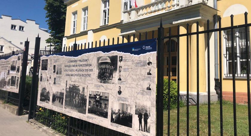 Zatrzymaj się i obejrzyj ekspozycję przed ciechanowską komendą [zdjęcia]