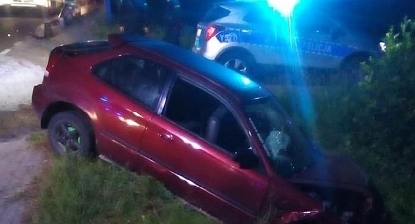 Uderzył w barierki na wiadukcie i porzucił auto. Szuka go ciechanowska policja [zdjęcia]