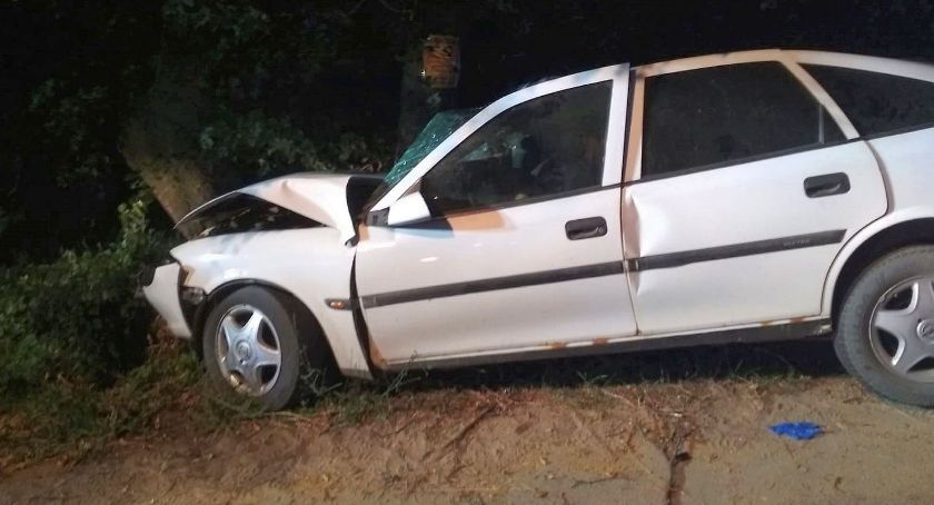 Opel uderzył w drzewo. Cztery młode osoby ranne [zdjęcia]