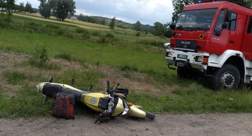 Zderzenie osobówki z motorowerem pod Ciechanowem [zdjęcia]