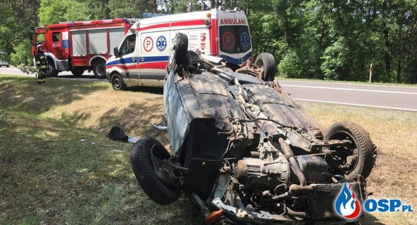 Fiat dachował pod Glinojeckiem. Kierowca zasłabł? [zdjęcia]