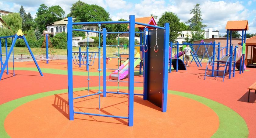 Przy Jedynce powstał nowy plac zabaw. Zmodernizowano też boisko