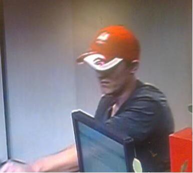 To on napadł na bank na deptaku. Policja cały czas go szuka