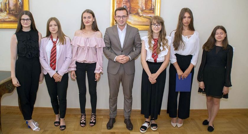 Uczennice z Ciechanowa otrzymały nagrody za osiągnięcia artystyczne