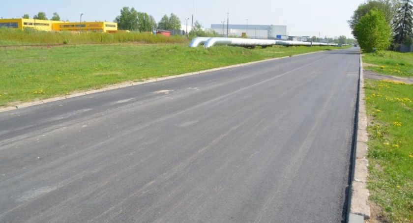 Mieszkańcy tej ulicy od lat czekają na chodnik i jeszcze poczekają