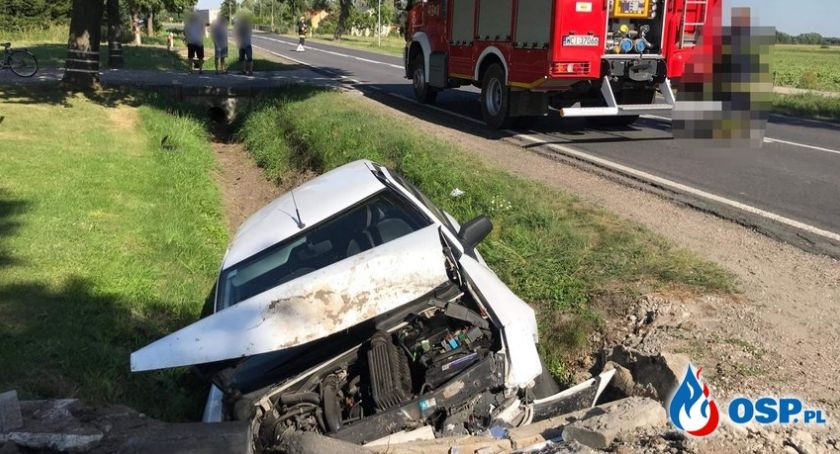 Samochód uderzył w betonowy przepust. Jedna osoba ranna [zdjęcia]