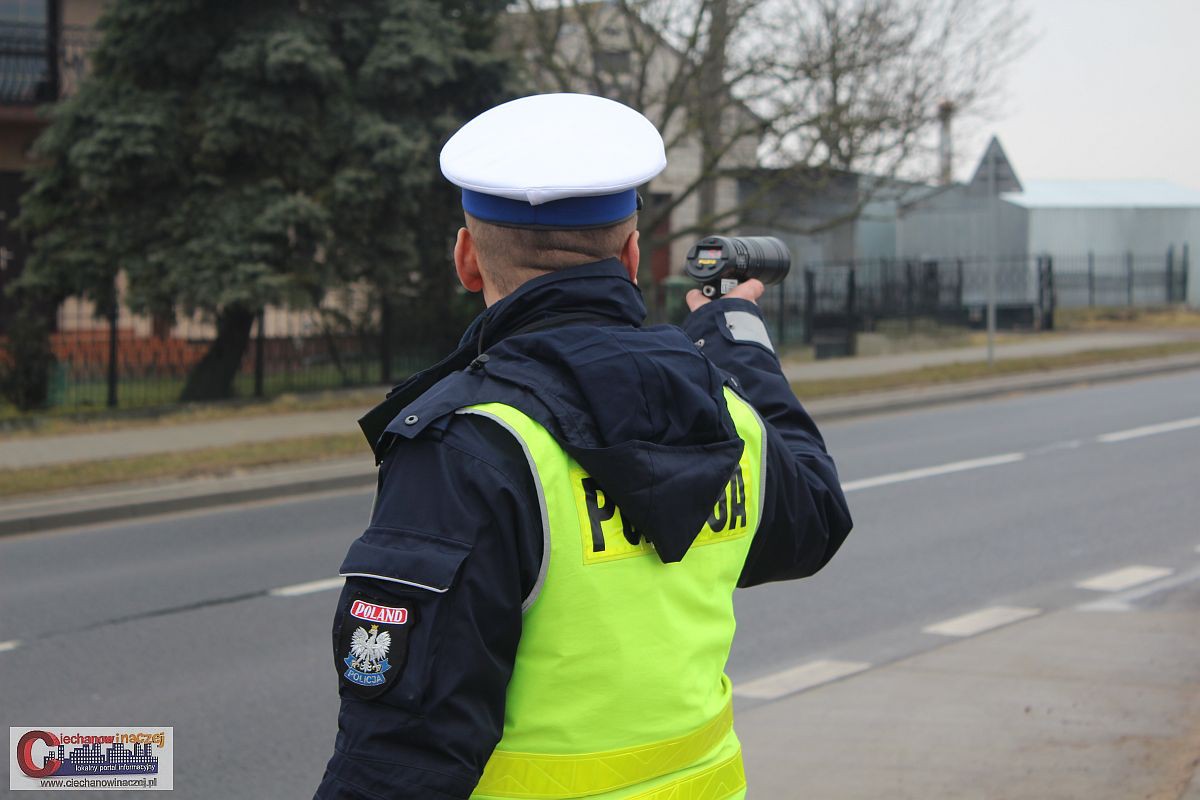 Kierowca Tira wyprzedzał na podwójnej ciągłej, skrzyżowaniu i przejściu dla pieszych. Stracił prawo 