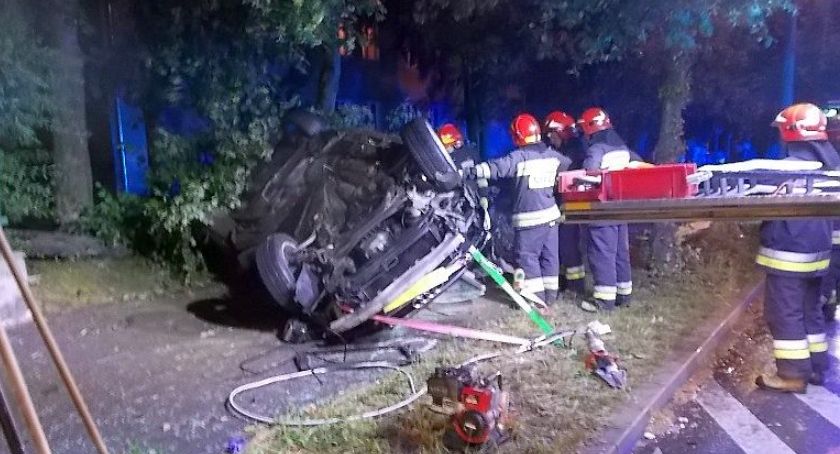 Dachowanie Audi na ul. 17 Stycznia. Pojazd uderzył w drzewo i leżał na chodniku [zdjęcia]