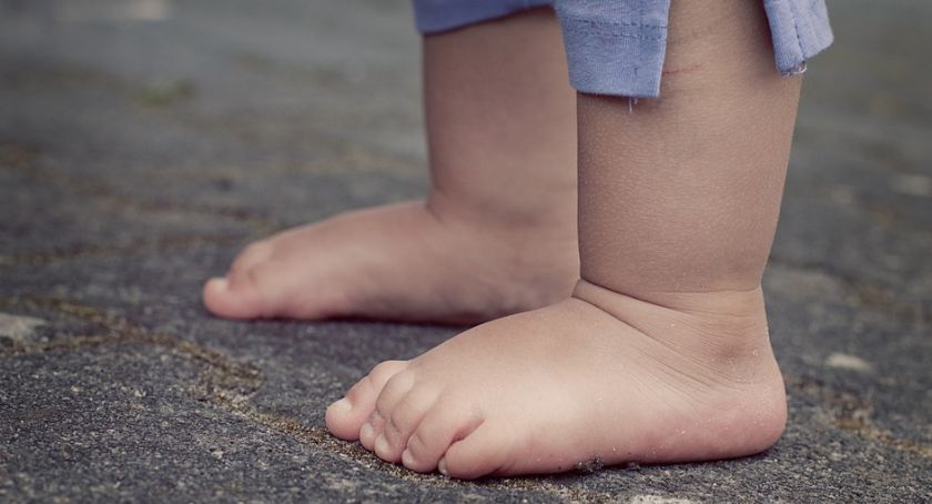 W centrum Ciechanowa mieszkanka ruszyła na ratunek małemu dziecku. Jego matka była pijana
