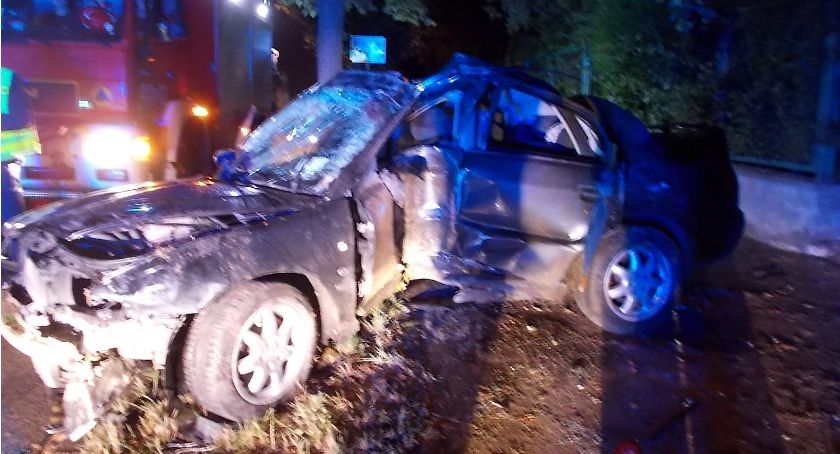Wypadek na 17 Stycznia: Rozbite auto było kradzione. W środku dwóch nastolatków