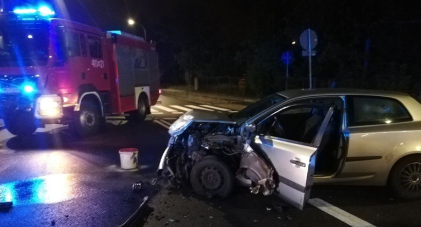 AKTUALIZACJA: 16-latek doprowadził do zderzenia z ciężarówką. Wziął auto bez wiedzy rodziców [foto]