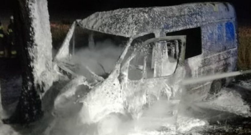 Bus uderzył w drzewo i stanął w płomieniach