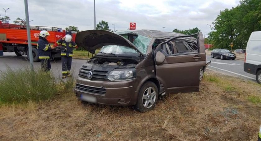 Zasnęła za kierownicą? VW dachował pod Glinojeckiem [zdjęcia]