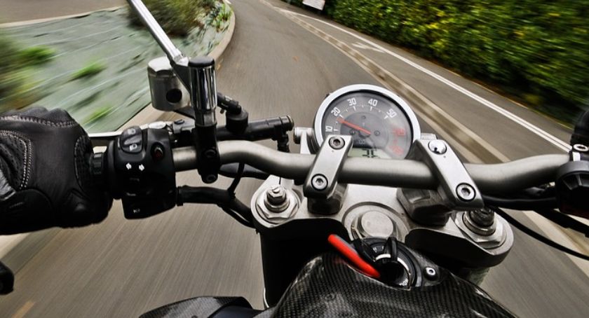Uderzył w latarnię. Wypadek motocyklisty w Ciechanowie