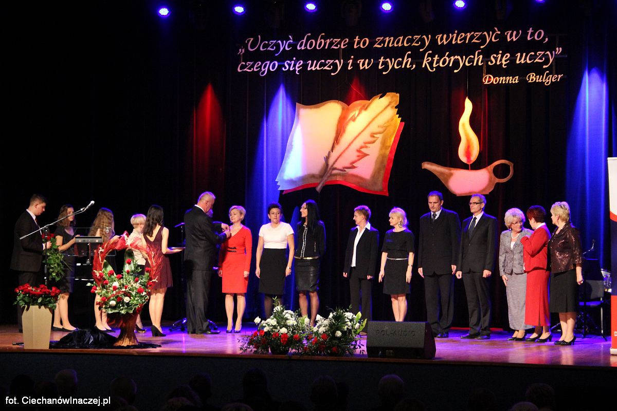 Nauczyciele i pracownicy oświaty uhonorowani (zdjęcia)