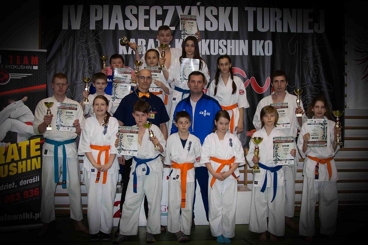 Dziewięć miejsc na podium karateków z Ciechanowa (zdjęcia)