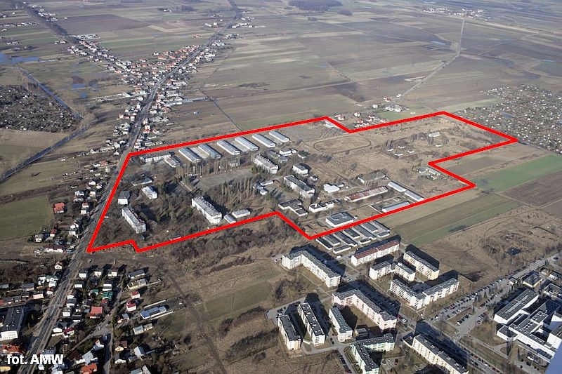 Koszary znów wystawione na sprzedaż. Cena spadła o ponad trzy miliony złotych