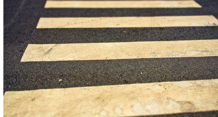 Przechodziła przez pasy - jeden kierowca się nie zatrzymał
