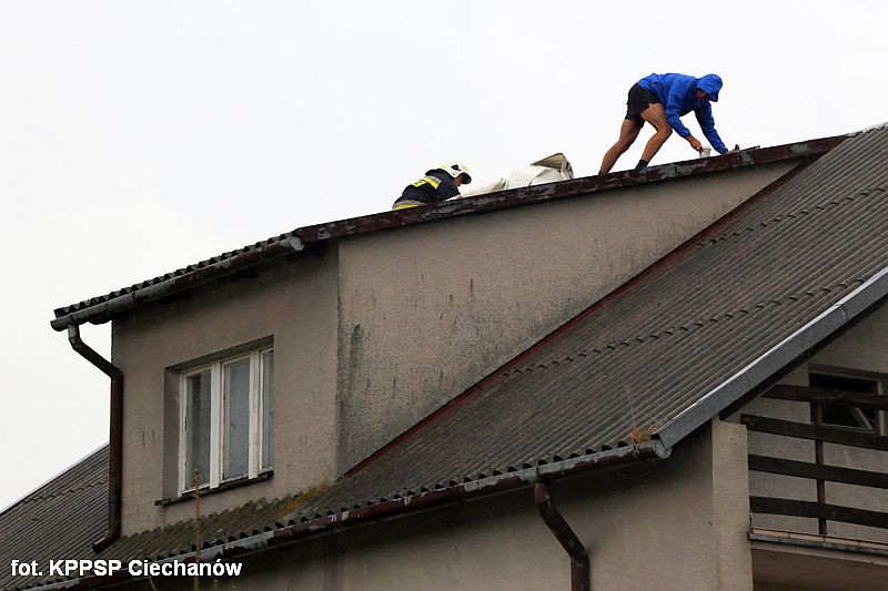 Wichura w gminie Sońsk: zerwane dachy i linie energetyczne