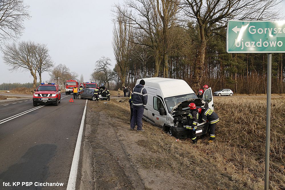 Zderzenie dwóch aut w Ujazdówku. Wyprzedzał w niedozwolonym miejscu i uderzył w Skodę (zdjęcia)