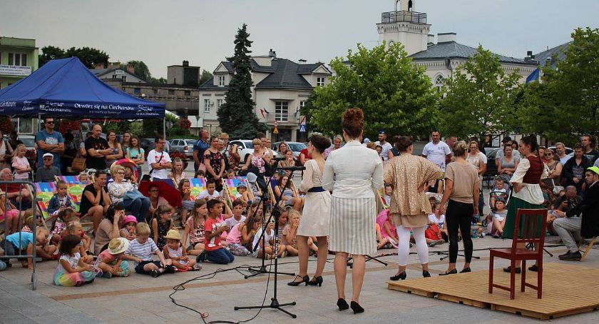 Koty Trzy przed ratuszem. Ruszają wakacyjne Spotkania z Teatrem