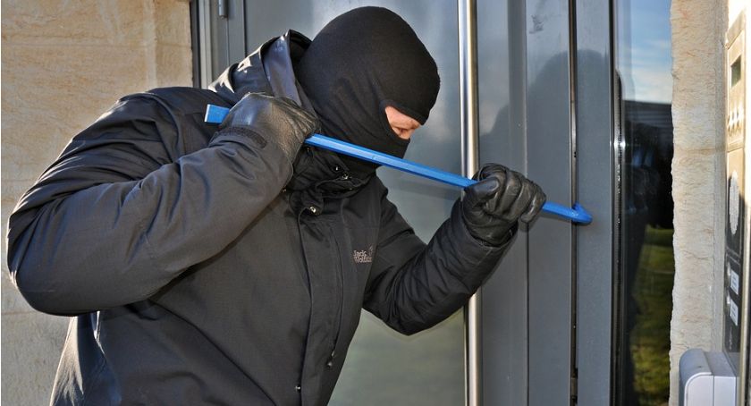 Kolejne włamania w Ciechanowie. Policja apeluje do mieszkańców
