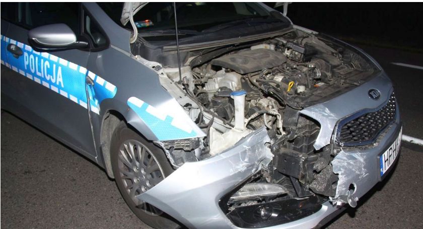 Rozbity radiowóz i ranni policjanci po zderzeniu pięciu samochodów [zdjęcia]