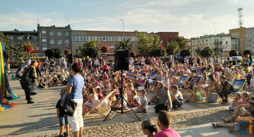 Przed ciechanowskim ratuszem odbyło się Spotkanie z Teatrem [zdjęcia]