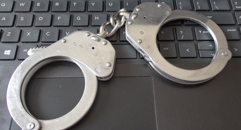 Gdy strażacy gasili pożar on ukradł laptopa
