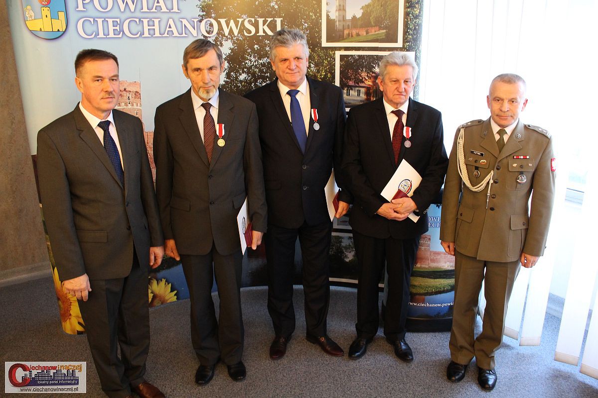 Ciechanowscy samorządowcy z medalami 