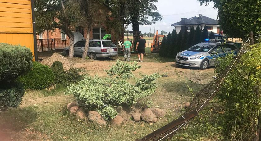 W pojeździe pękła opona. Auto staranowało ogrodzenie i zatrzymało się na posesji