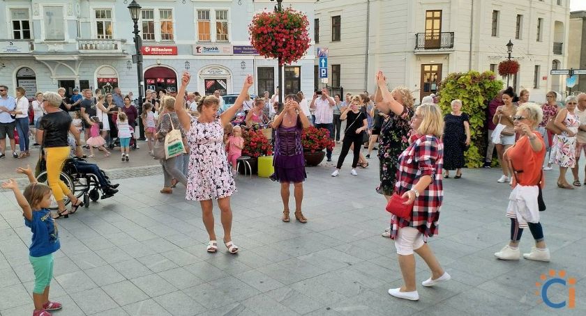 Dzieje się na Warszawskiej. Przed nami jarmark i kolejna potańcówka