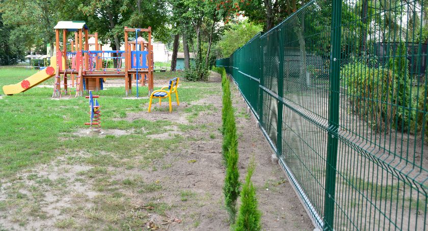 Nowe ogrodzenie i nasadzenia przy miejskim przedszkolu