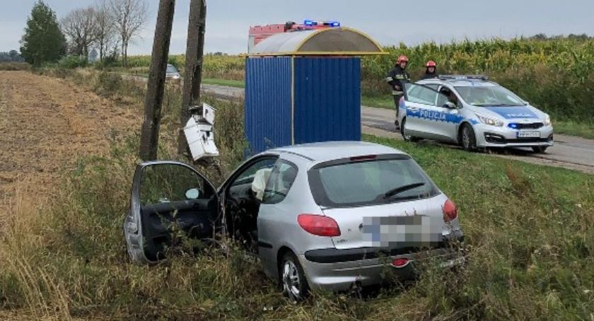 Peugeot uderzył w słup niedaleko Ciechanowa. Za kierownicą 20-latka [zdjęcia]