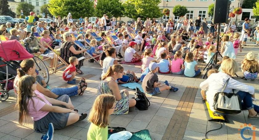 Opowieści Wagantów przed ciechanowskim ratuszem