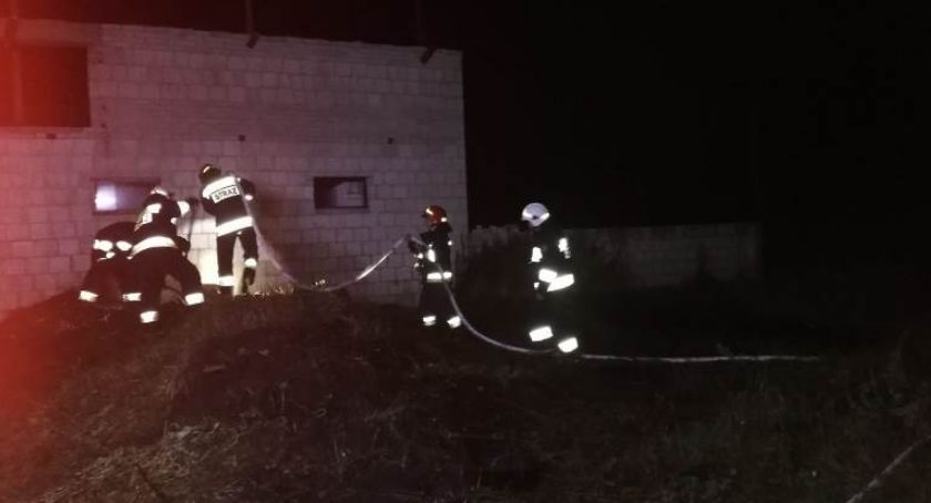 Pożar w gminie Ciechanów. Jedna osoba poszkodowana [zdjęcia]