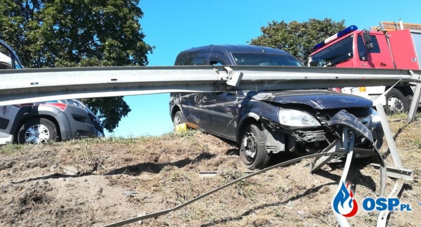 Opel uderzył w barierki ochronne w Glinojecku [zdjęcia]